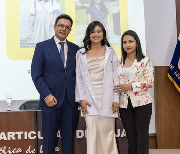 Imposición de mandiles a estudiantes de Fisioterapia