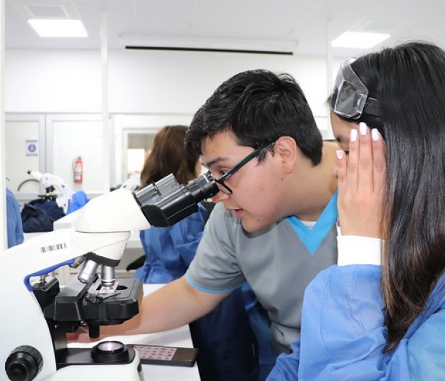 Talleres Académicos dirigidos a estudiantes de bachillerato de Loja Talleres Académicos dirigidos a estudiantes de bachillerato de Loja