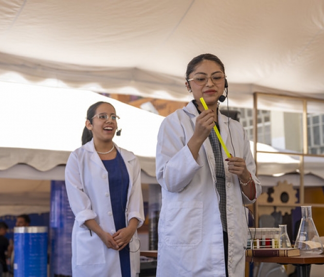 La UTPL participa en el Festival Internacional de Artes Vivas Loja con sus talentosos grupos de arte en la Plaza de la Cultura