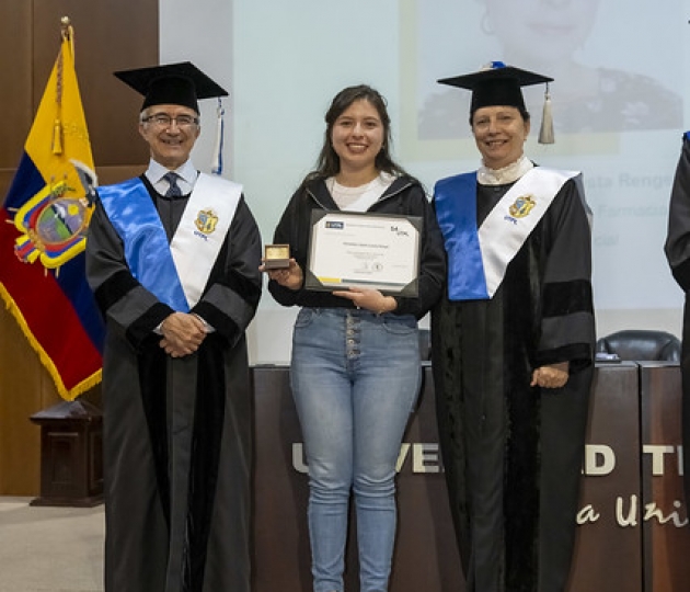 Homenaje a mejores estudiantes UTPL 2025