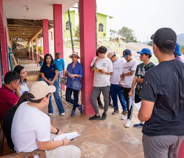 Visita de estudiantes y docentes de Economía al proyecto de producción sostenible meliponícola en el cantón Puyango