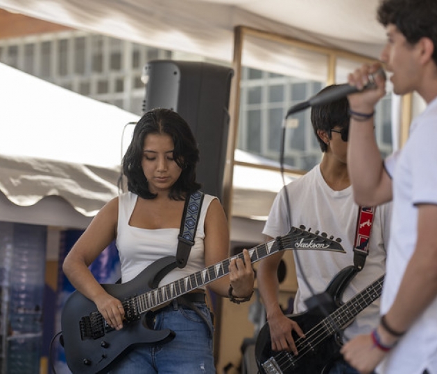 La UTPL participa en el Festival Internacional de Artes Vivas Loja con sus talentosos grupos de arte en la Plaza de la Cultura