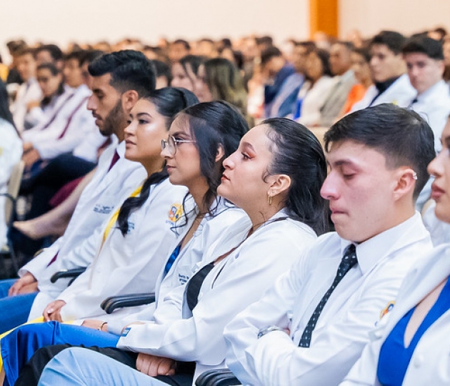 Imposición de insignias a estudiantes de Medicina