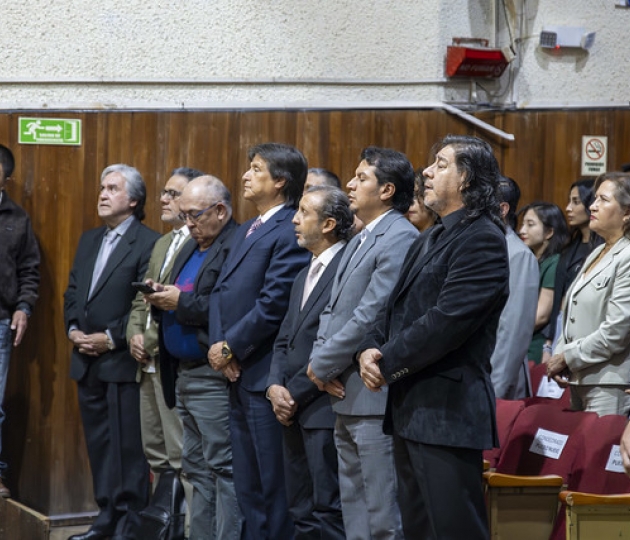 Entrega de condecoración a Claudia Cartuche Flores