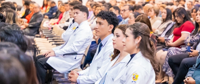 Imposición de insignias a estudiantes de Medicina