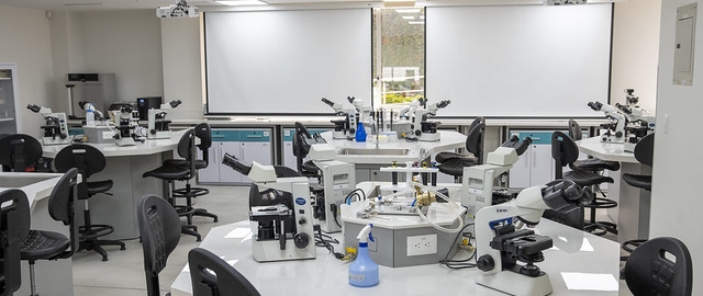 UTPL inaugura 14 modernos laboratorios para la formación de profesionales en la salud