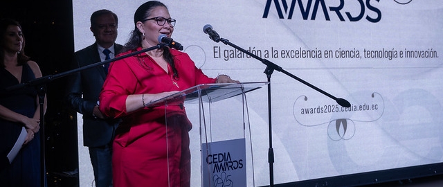 Eduardo Valarezo Valdez recibe el reconocimiento como Investigador Destacado en los CEDIA Awards