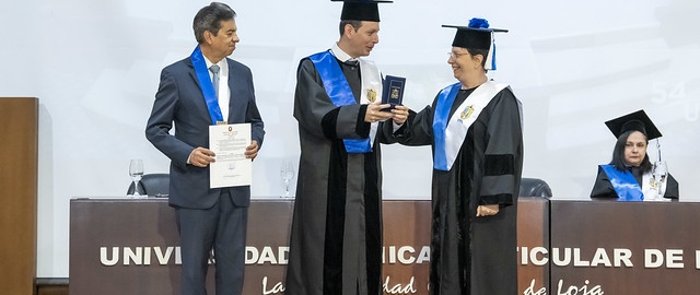Condecoración a Carlos Calderón