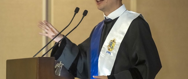 Condecoración a Carlos Calderón