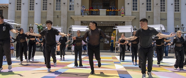 La UTPL participa en el Festival Internacional de Artes Vivas Loja con sus talentosos grupos de arte en la Plaza de la Cultura