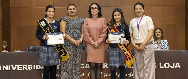 UTPL reconoció el compromiso de los abanderados de los colegios de Loja por su excelencia académica