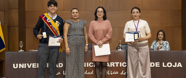 UTPL reconoció el compromiso de los abanderados de los colegios de Loja por su excelencia académica