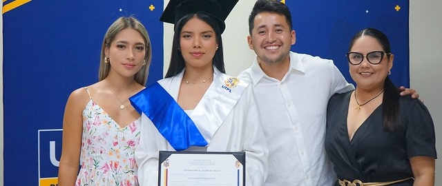 Nuevos profesionales de Galápagos recibieron su título Nuevos profesionales de Galápagos recibieron su título