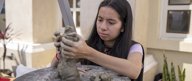 La UTPL participa en el Festival Internacional de Artes Vivas Loja con sus talentosos grupos de arte en la Plaza de la Cultura