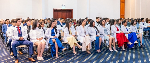 Imposición de insignias a estudiantes de Medicina