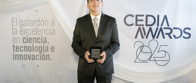 Eduardo Valarezo Valdez recibe el reconocimiento como Investigador Destacado en los CEDIA Awards