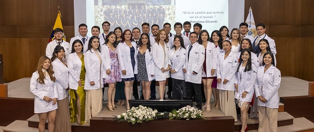 Imposición de mandiles a estudiantes de Fisioterapia