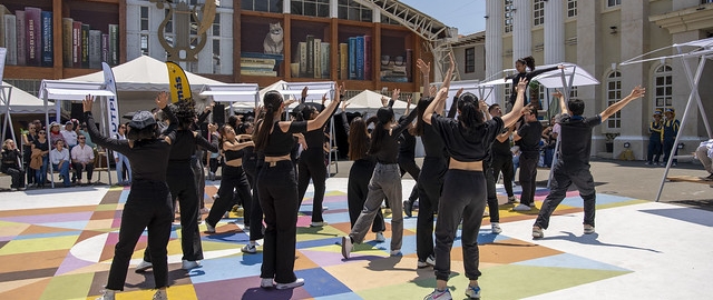 La UTPL participa en el Festival Internacional de Artes Vivas Loja con sus talentosos grupos de arte en la Plaza de la Cultura