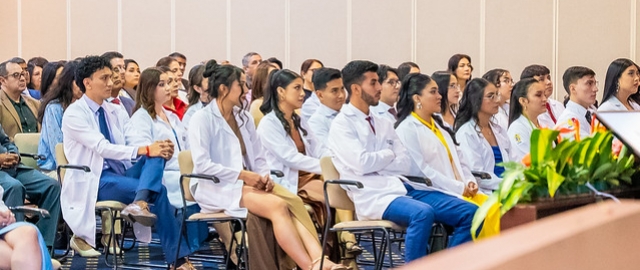 Imposición de insignias a estudiantes de Medicina