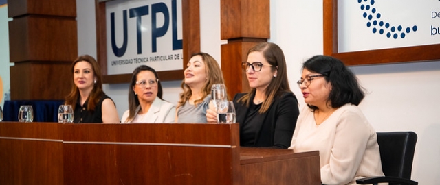 Homenaje al personal de nuestros centros universitarios por sus años de servicio. Homenaje al personal de nuestros centros universitarios por sus años de servicio.