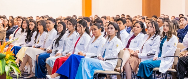 Imposición de insignias a estudiantes de Medicina
