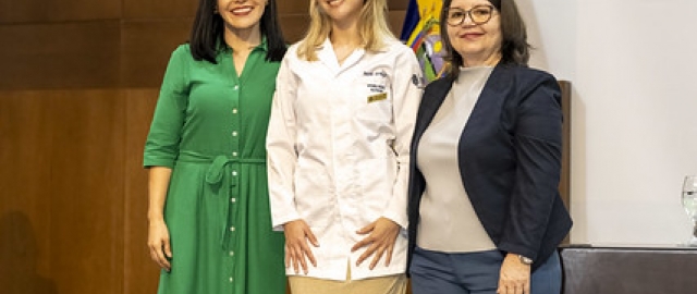 Imposición de mandiles a internos rotativos de la carrera de Nutrición y Dietética – Cohorte mayo 2025 / abril 2026 Imposición de mandiles a internos rotativos de la carrera de Nutrición y Dietética – Cohorte mayo 2025 / abril 2026