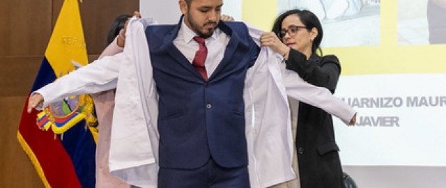 Imposición de mandiles a estudiantes de Fisioterapia