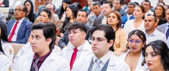 Imposición de insignias a estudiantes de Medicina Imposición de insignias a estudiantes de Medicina