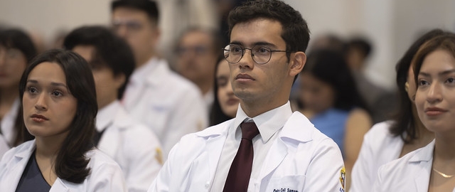 Imposición de Insignias – Carrera de Medicina