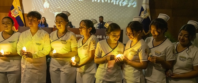 Imposición de insignias a estudiantes de Enfermería