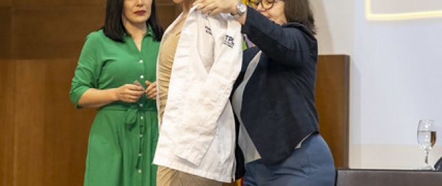 Imposición de mandiles a internos rotativos de la carrera de Nutrición y Dietética – Cohorte mayo 2025 / abril 2026 Imposición de mandiles a internos rotativos de la carrera de Nutrición y Dietética – Cohorte mayo 2025 / abril 2026