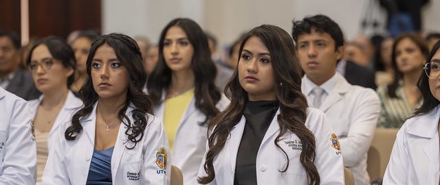 Imposición de Insignias – Carrera de Medicina