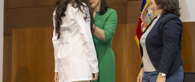 Imposición de mandiles a internos rotativos de la carrera de Nutrición y Dietética – Cohorte mayo 2025 / abril 2026 Imposición de mandiles a internos rotativos de la carrera de Nutrición y Dietética – Cohorte mayo 2025 / abril 2026