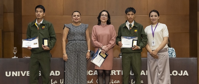 UTPL reconoció el compromiso de los abanderados de los colegios de Loja por su excelencia académica