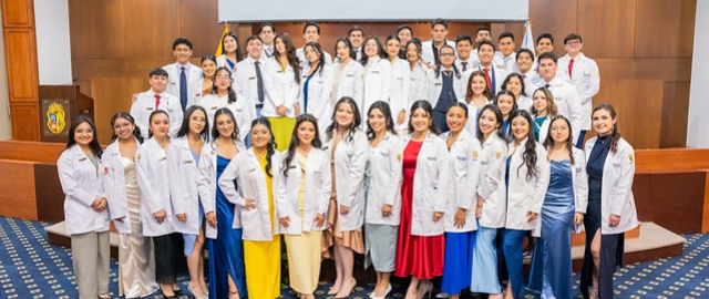 Imposición de insignias a estudiantes de Medicina