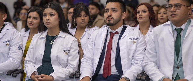 Imposición de mandiles a estudiantes de Fisioterapia