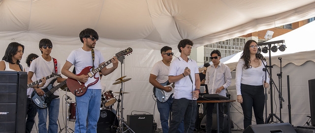 La UTPL participa en el Festival Internacional de Artes Vivas Loja con sus talentosos grupos de arte en la Plaza de la Cultura