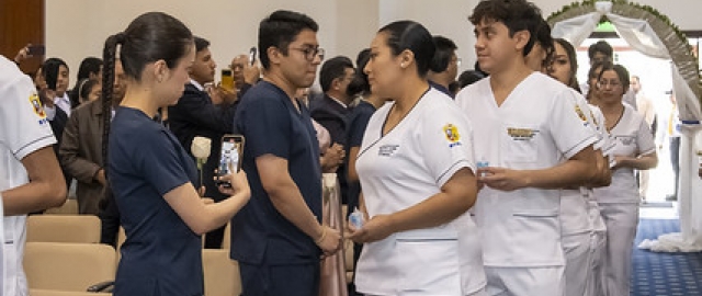 Imposición de insignias a estudiantes de Enfermería