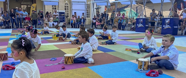 La UTPL participa en el Festival Internacional de Artes Vivas Loja con sus talentosos grupos de arte en la Plaza de la Cultura