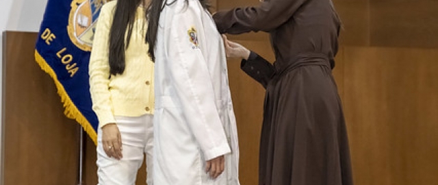 Imposición de mandiles a internos rotativos de la carrera de Nutrición y Dietética – Cohorte mayo 2025 / abril 2026 Imposición de mandiles a internos rotativos de la carrera de Nutrición y Dietética – Cohorte mayo 2025 / abril 2026