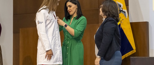 Imposición de mandiles a internos rotativos de la carrera de Nutrición y Dietética – Cohorte mayo 2025 / abril 2026 Imposición de mandiles a internos rotativos de la carrera de Nutrición y Dietética – Cohorte mayo 2025 / abril 2026