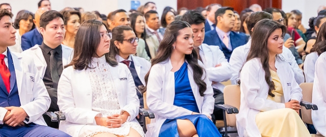 Imposición de insignias a estudiantes de Medicina