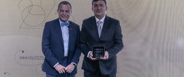 Eduardo Valarezo Valdez recibe el reconocimiento como Investigador Destacado en los CEDIA Awards