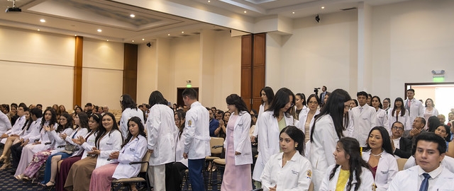 Imposición de Insignias – Carrera de Medicina