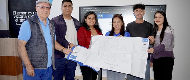 Entrega de planos al colegio Daniel Álvarez Burneo como parte de un proyecto de innovación