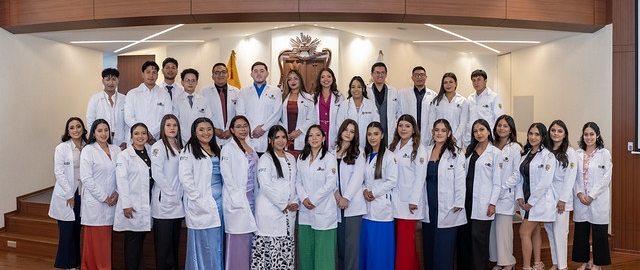 Imposición de mandiles | Carrera de Bioquímica y Farmacia