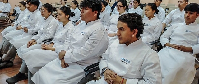 Ceremonia de investidura de los estudiantes de primer ciclo de la carrera de Gastronomía