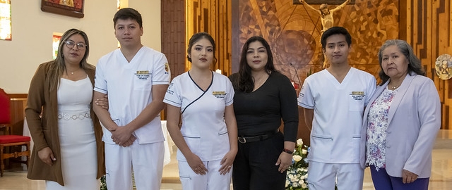 Imposición de insignias a estudiantes de Enfermería