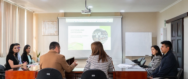 Entrega de Informe de Sostenibilidad del Centro de Gestión de Residuos Sólidos de Loja