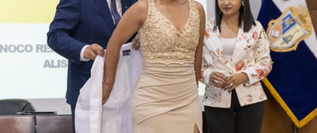 Imposición de mandiles a estudiantes de Fisioterapia